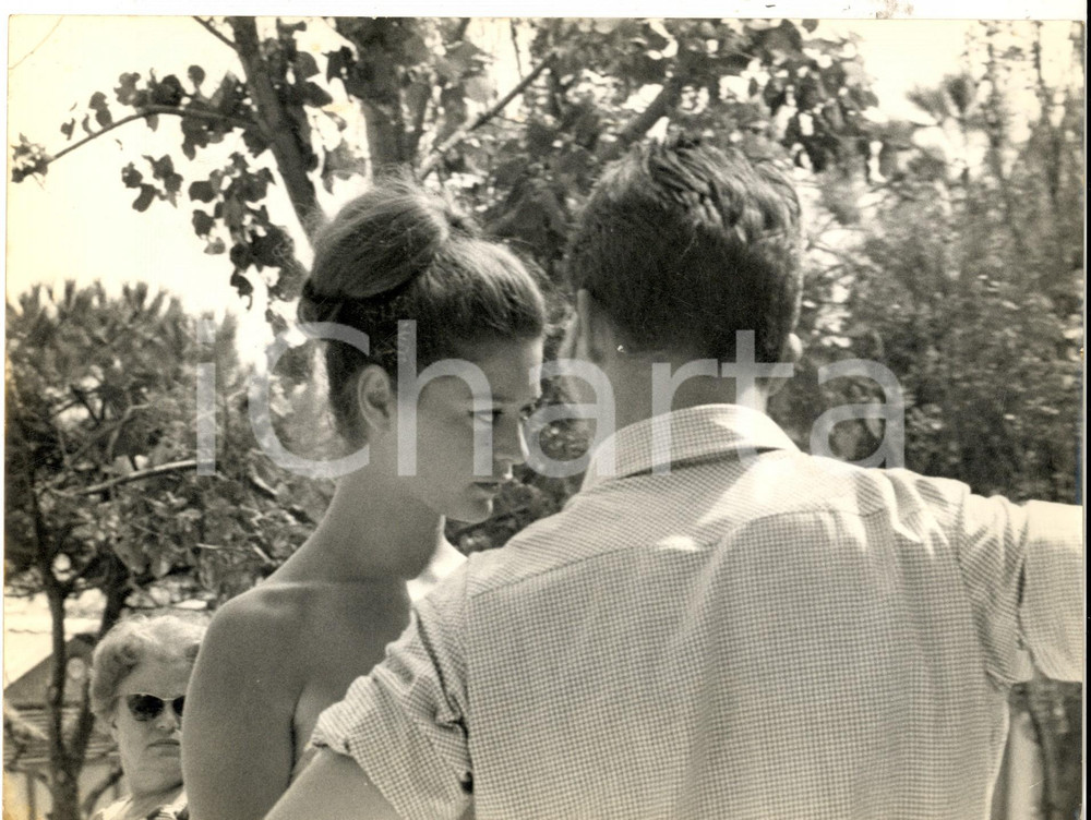 Fotografia d epoca originale 1961 VENEZIA Festival del Cinema  Milla SANNONER flirta con Jacques CHARRIER 1