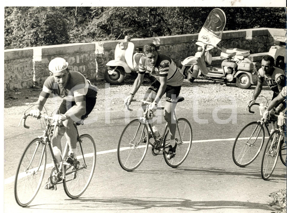 Fotografia d epoca originale 1963 CICLISMO GIRO DI LOMBARDIA Jean STABLINSKI  e Jacques ANQUETIL Foto 24x18 1