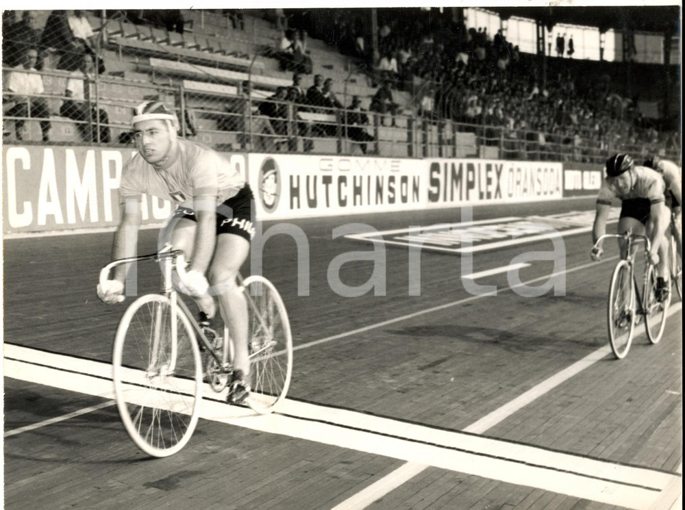 Fotografia d epoca originale 1962 MILANO Mondiali di CICLISMO su PISTA  Vittoria di Sante GAIARDONI Foto 1