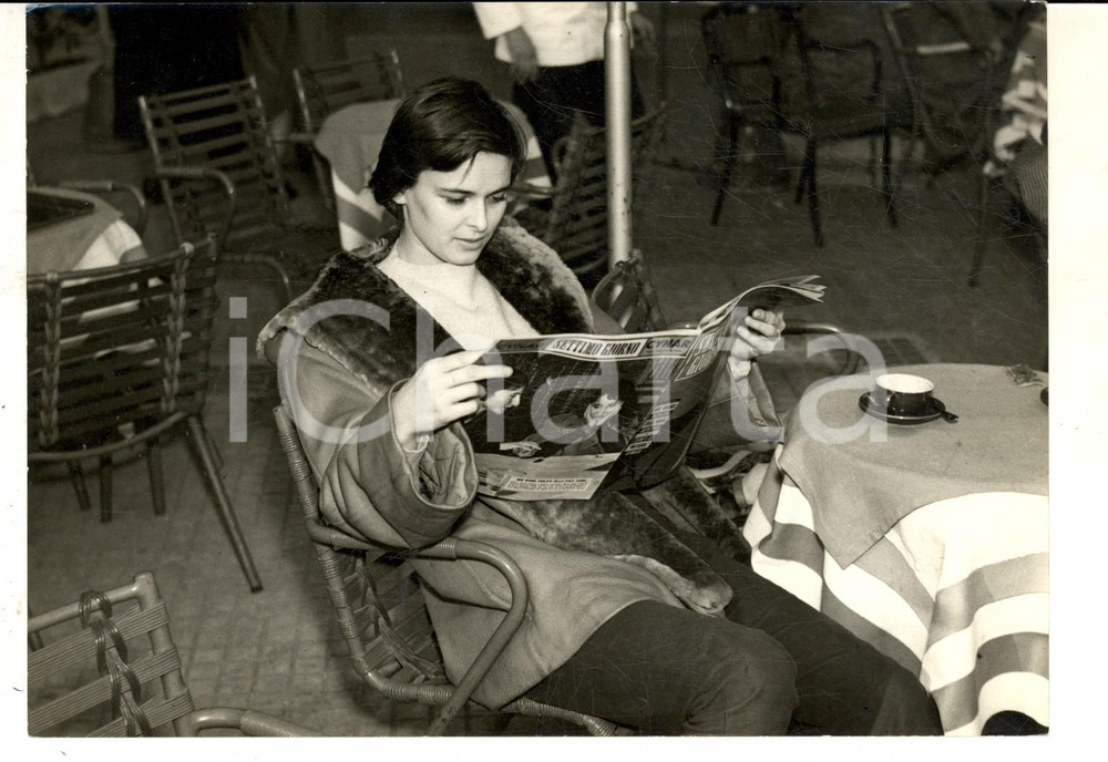 Fotografia d epoca originale 1955 ca RAPALLO Lucia BOSE  legge rivista SETTIMO GIORNO al bar Foto 18x14 1