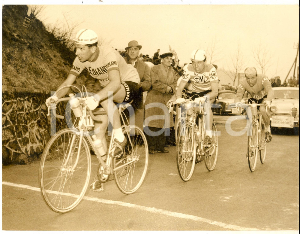 Fotografia d epoca originale 1957 CICLISMO MILANOSANREMO Carlo AZZINI durante la gara Foto 24x18 1