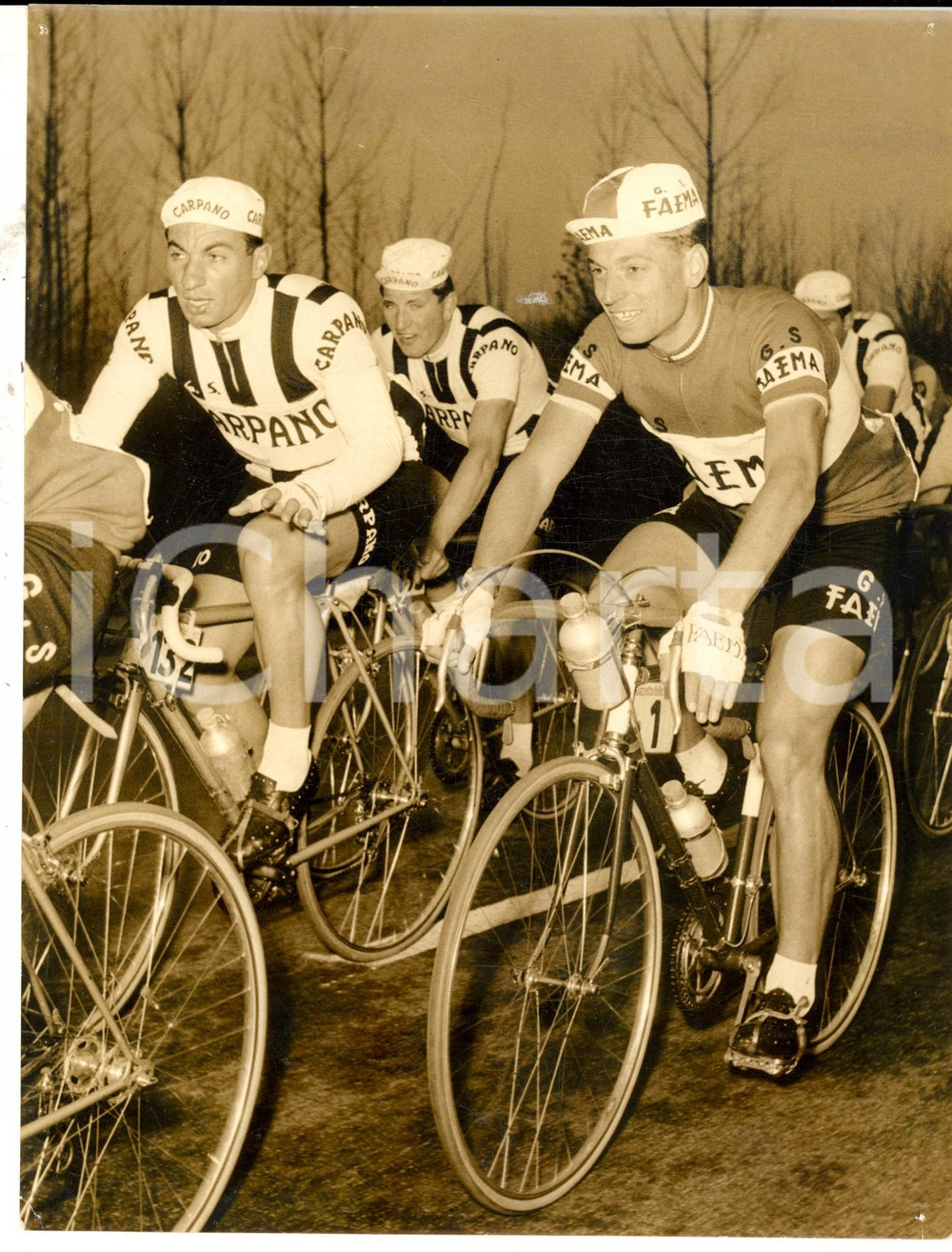 Fotografia d epoca originale 1959 CICLISMO MILANOSANREMO Rik VAN LOOY e Nino DEFILIPPIS Foto 18x24 cm 1