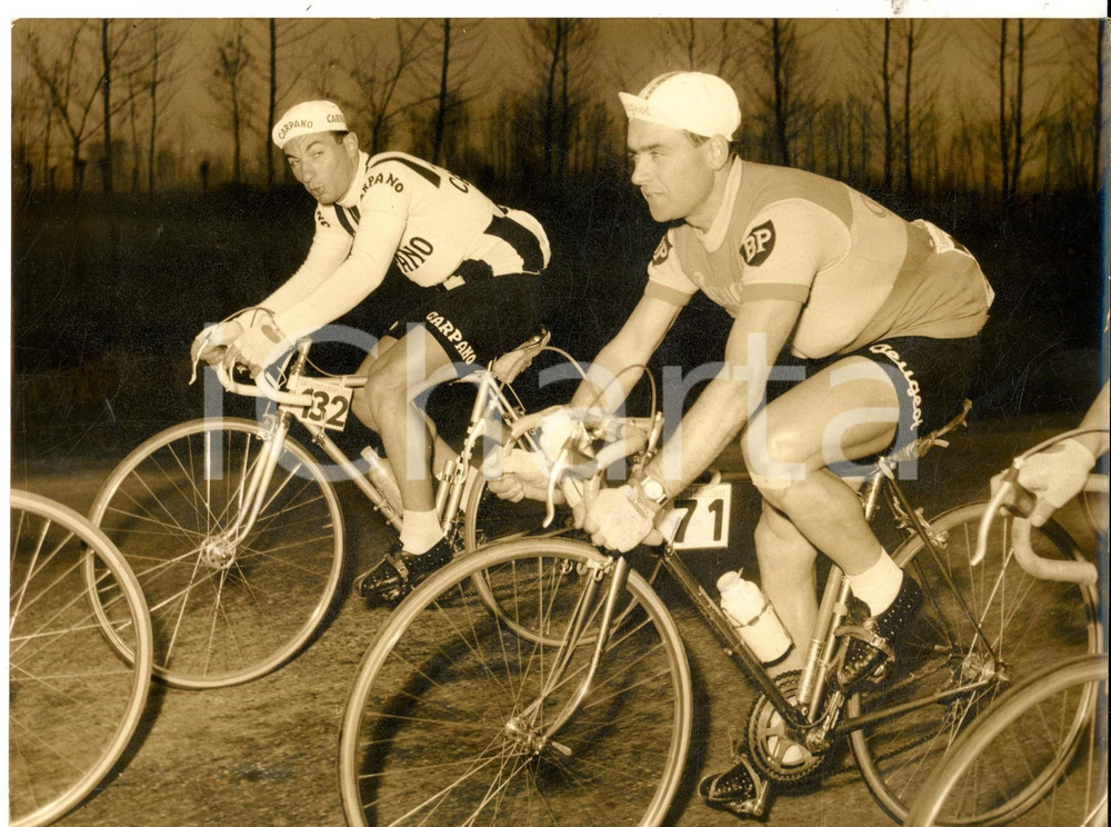 Fotografia d epoca originale 1959 CICLISMO MILANOSANREMO Nino DEFILIPPIS e Raymond IMPANIS in gara Foto 1
