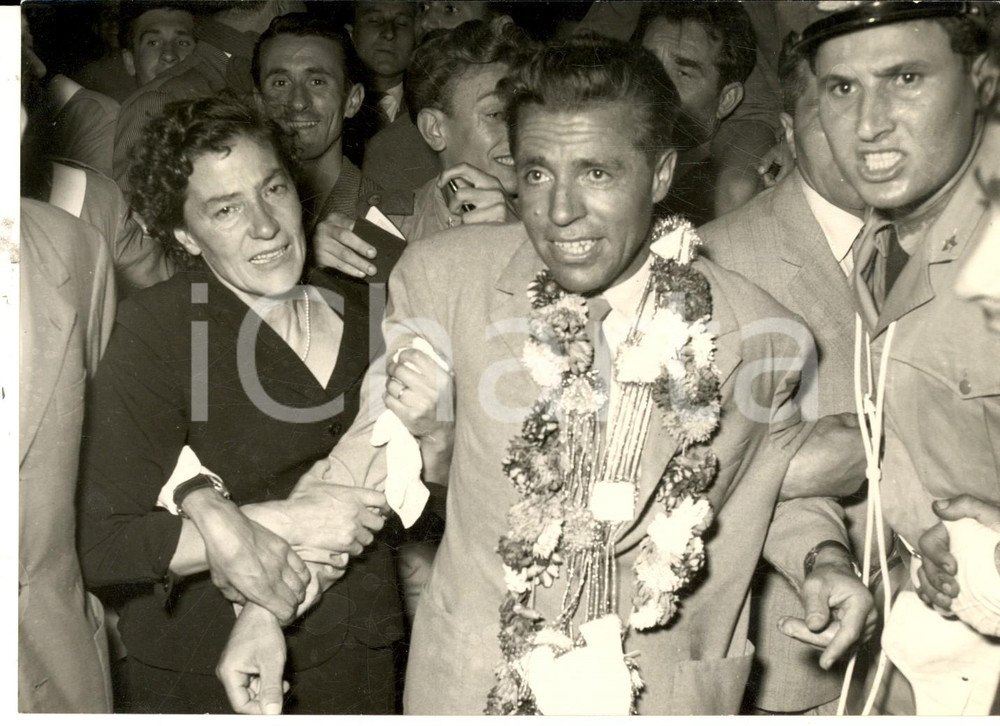 Fotografia d epoca originale 1954 MILANO Achille COMPAGNONI accolto dalla moglie al ritorno dal K2 Foto 1