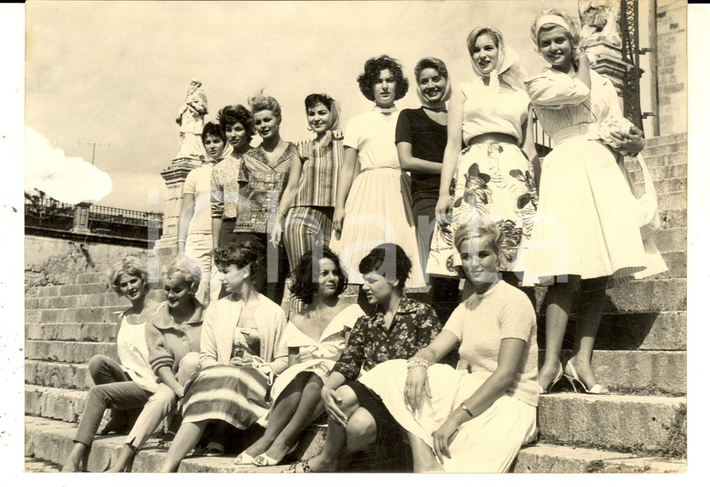 Fotografia d epoca originale 1959 CEFALU  Concorrenti MISS EUROPA al Club MÃ©diterranÃ©e Foto DANNEGGIATA 1