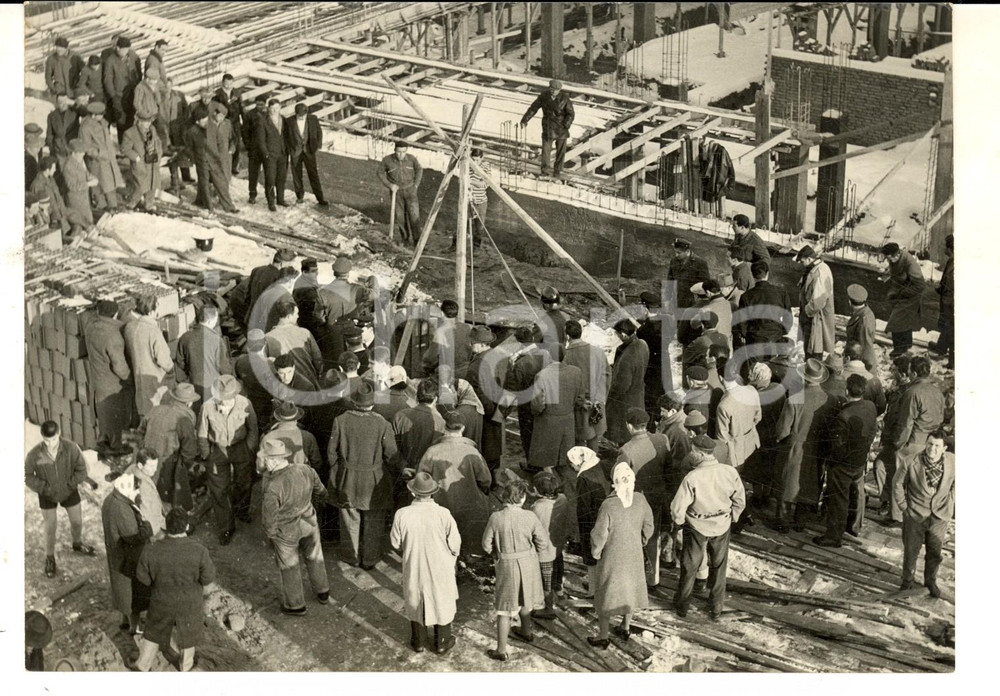 Fotografia d epoca originale 1955 ca BOLOGNA Salvataggio di operaio travolto da una frana in un pozzo Foto 1