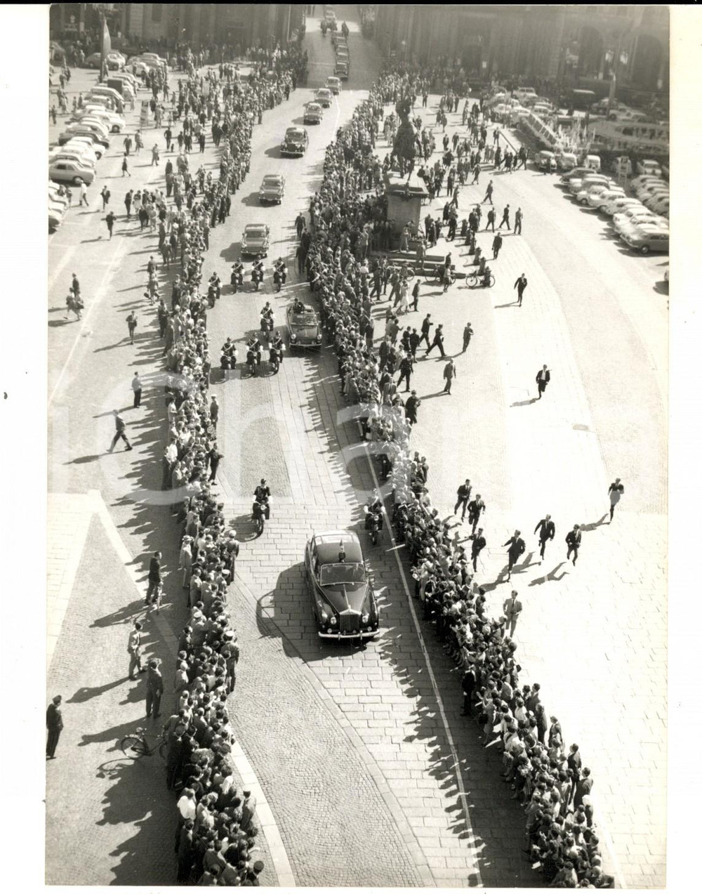 Fotografia d epoca originale 1961 TORINO Corteo della regina Elisabetta II in piazza San Carlo Foto 14x18 cm 1