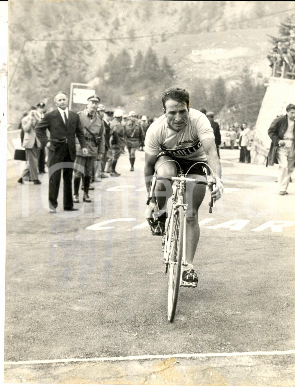 Fotografia d epoca originale 1966 GIRO D ITALIA MONESI IM Vito TACCONE al traguardo Foto 18x24 cm 1