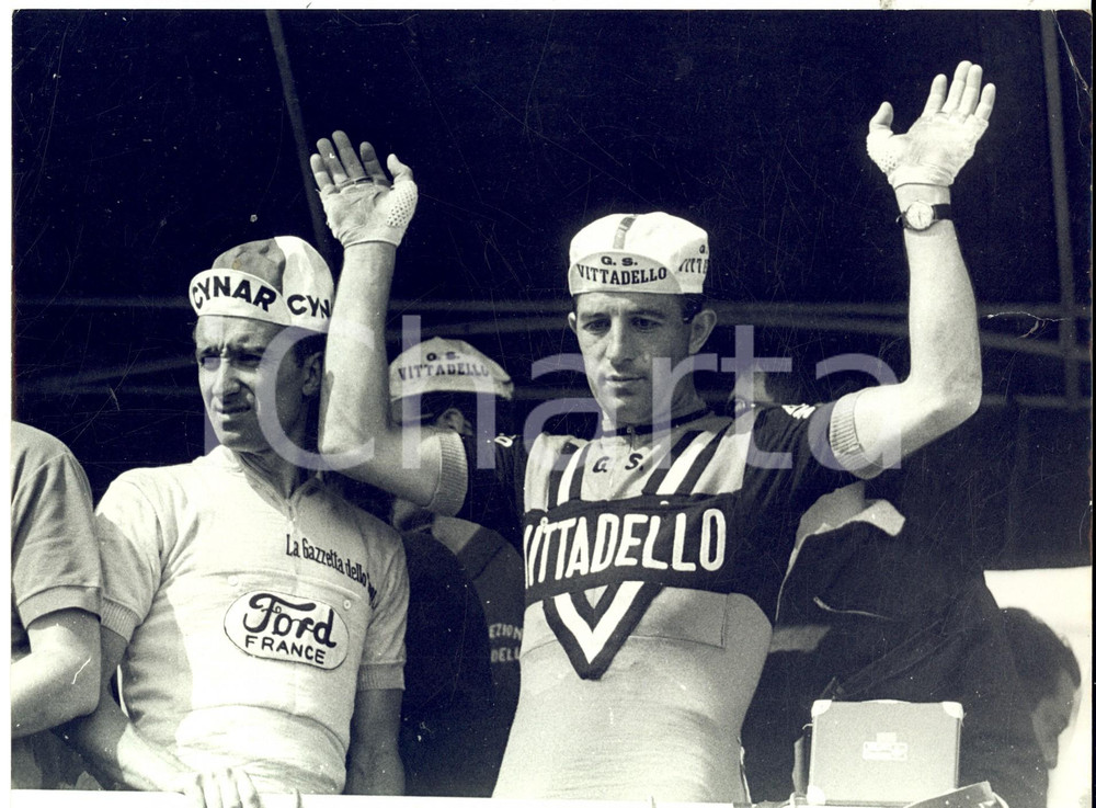 Fotografia d epoca originale 1966 GIRO D ITALIA GENOVA Maglia rosa Julio JIMENEZ con Severino ANDREOLI Foto 1