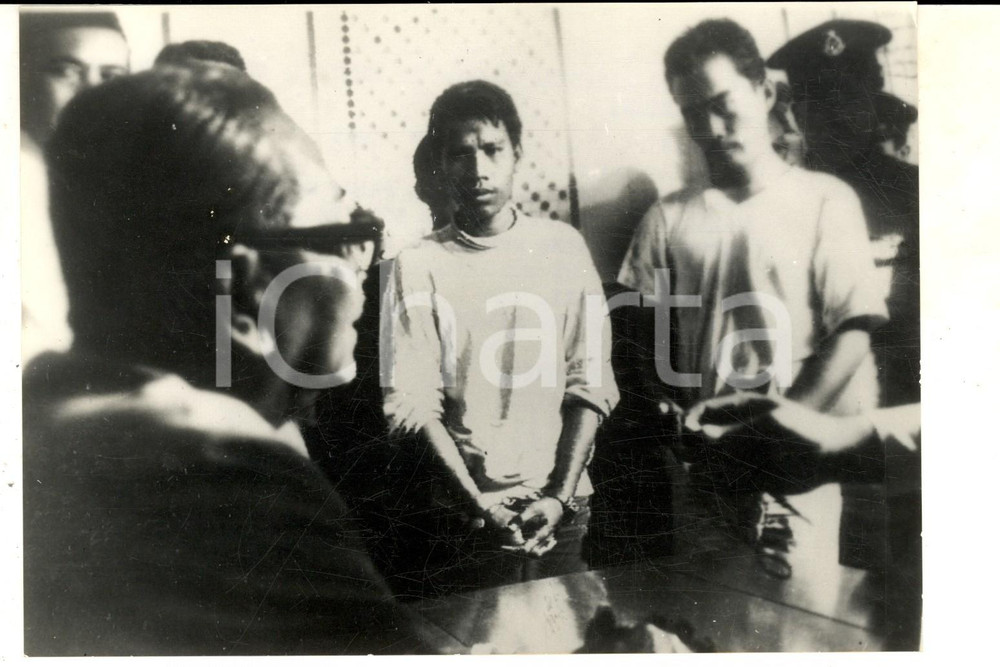 Fotografia d epoca originale 1965 PONTIAN MALESIA Tunku Abdul RAHMAN parla con i soldati indonesiani invasori 1