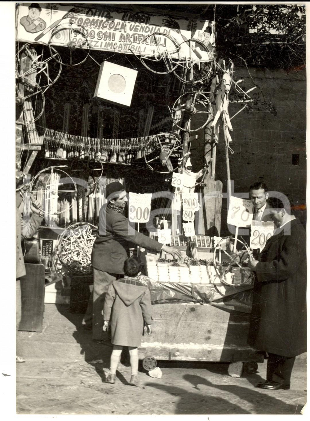 Fotografia d epoca originale 1959 NAPOLI Tradizionale vendita di fuochi artificiali per l Anno Nuovo Foto 1