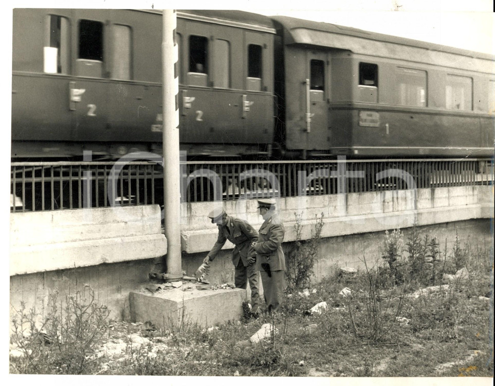 Fotografia d epoca originale 1966 MILANO GRECO Polizia sul luogo dello scoppio di una piccola bomba Foto 1