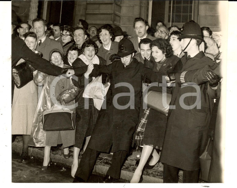 Fotografia d epoca originale 1960 LONDON Police hold back the crowd for princess Margaret at Royal Ballet 1