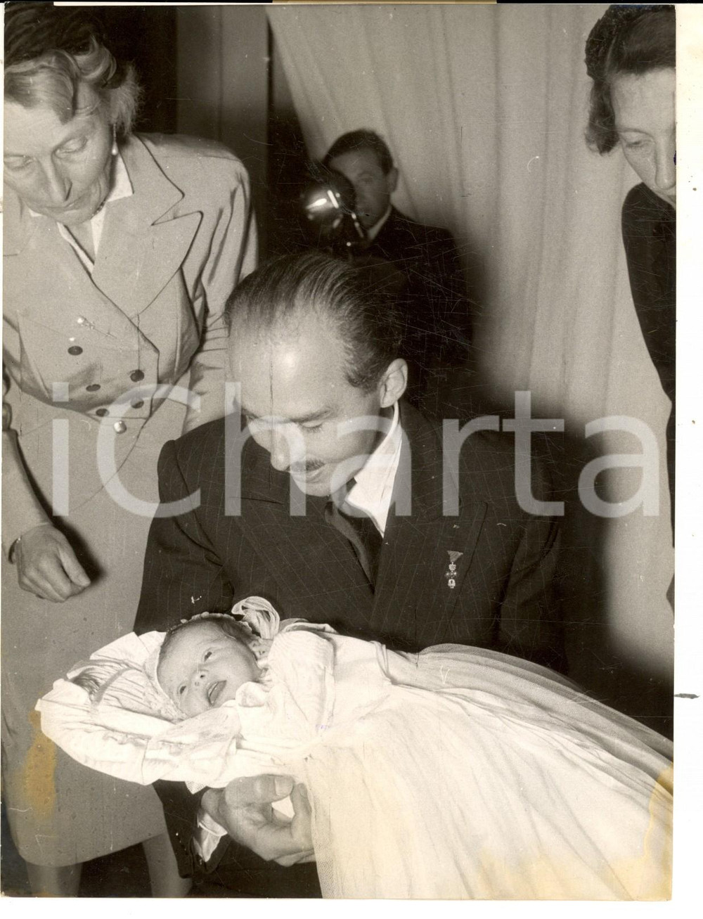 Fotografia d epoca originale 1953 MUNCHEN Otto VON HABSBURG con la figlia neonata Andrea Foto 15x20 cm 1