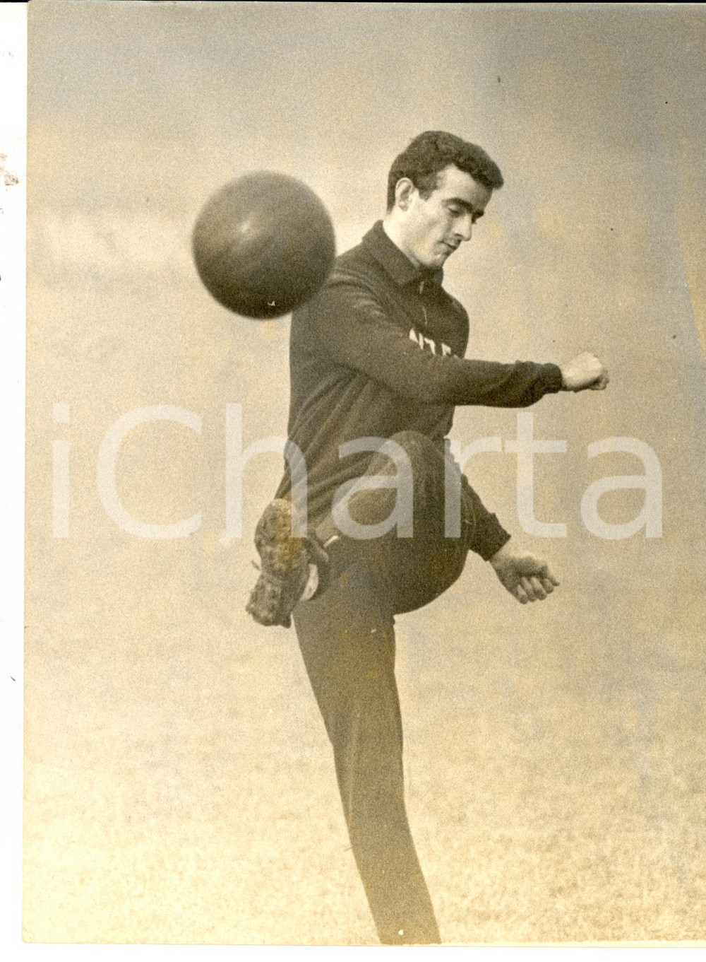 Fotografia d epoca originale 1960 CALCIO SERIE A INTER GIocatore Mario CORSO in allenamento Foto 18x24 cm 1