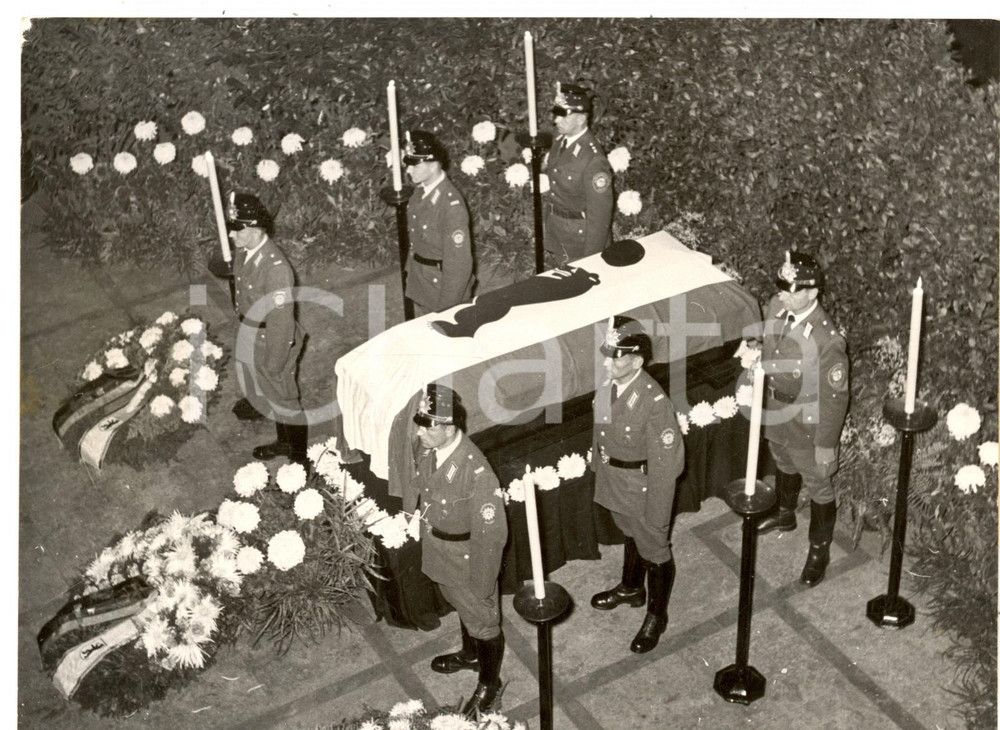 Fotografia d epoca originale 1953 BERLIN SCHOENEBERG Guardia d onore per la salma di Ernst REUTER Foto 20x15 1