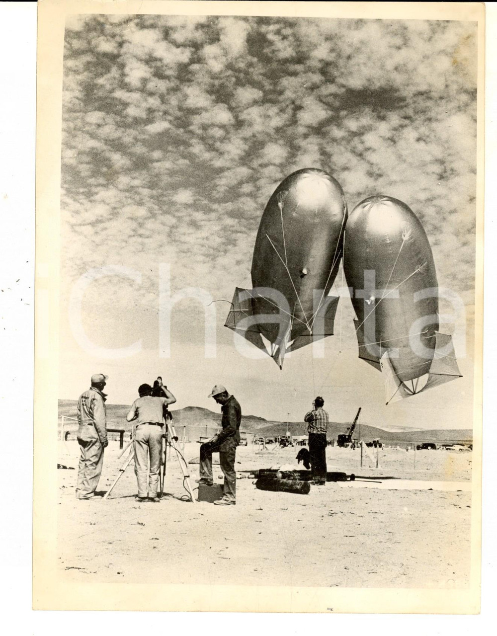 Fotografia d epoca originale 1953 US AIR FORCE Balloons for weather informations during atomic tests Photo 1