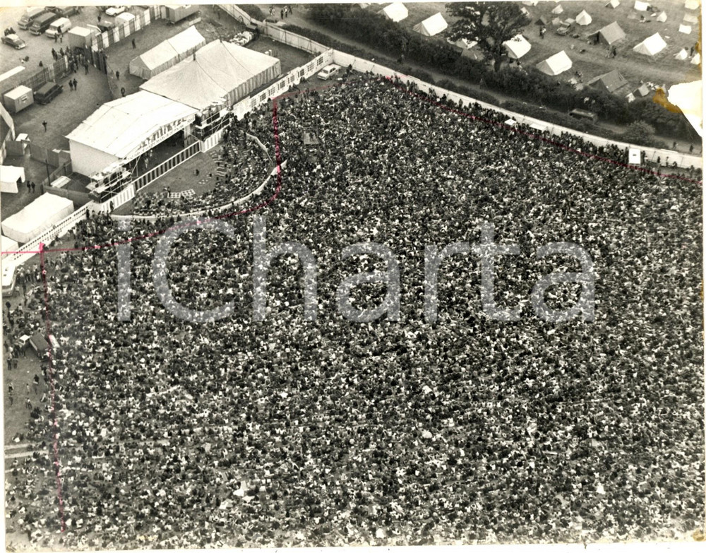 Fotografia d epoca originale 1968 ISLE OF WIGHT FESTIVAL People waiting for Bob Dylan s appearance Photo 1