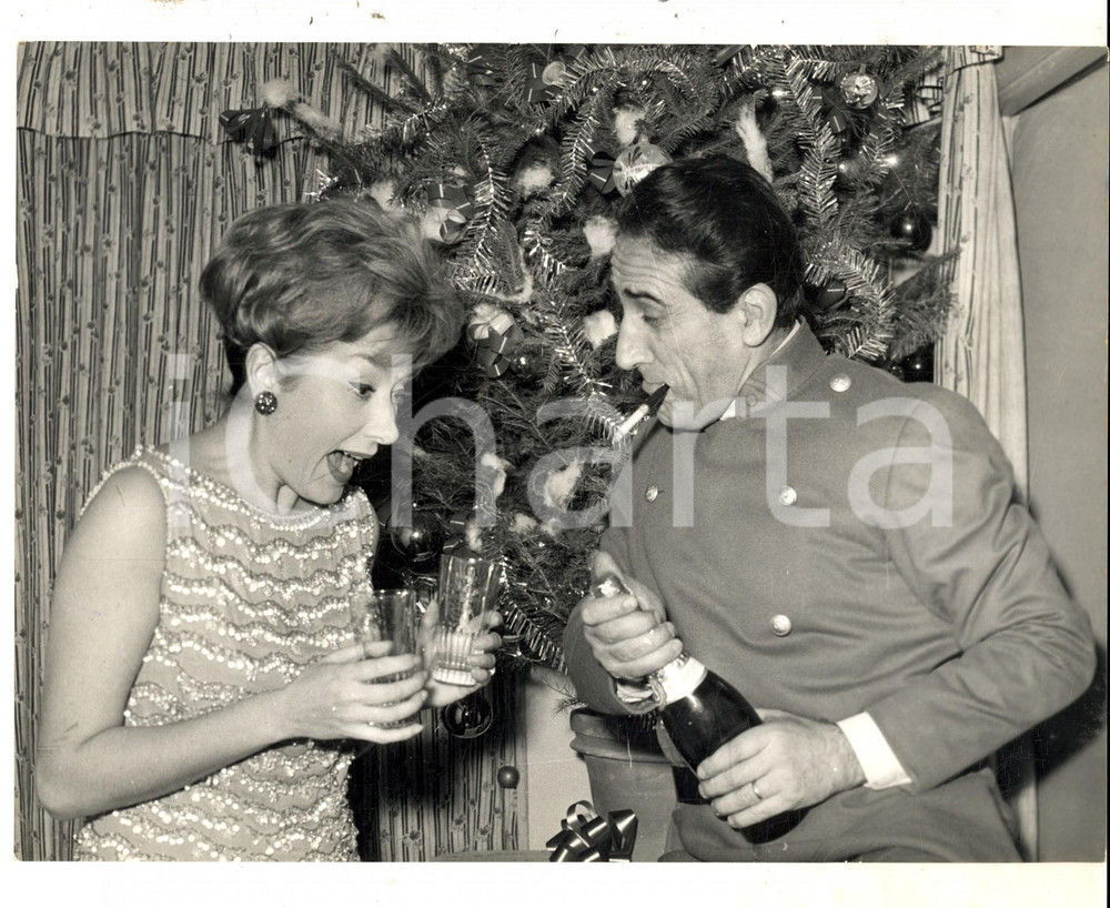 Fotografia d epoca originale 1962 ROMA TEATRO QUIRINO Lauretta MASIERO e Arnoldo FOA  brindano per Capodanno 1