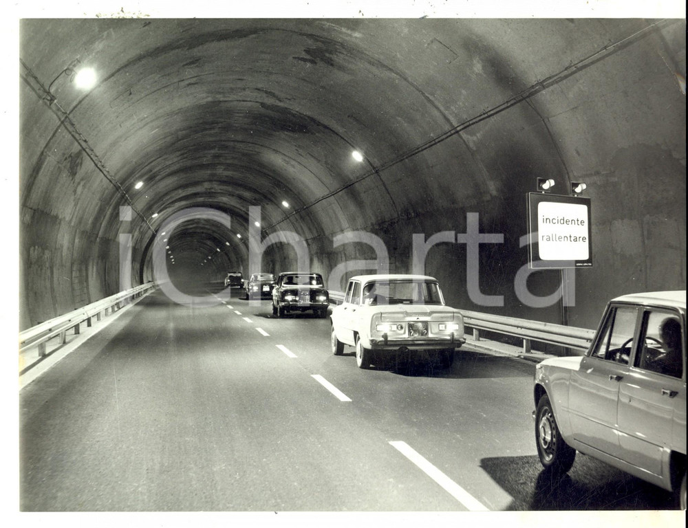 Fotografia d epoca originale 1970 ca APPENNINO LIGURE Coda in galleria per incidente stradale Foto 24x18 1