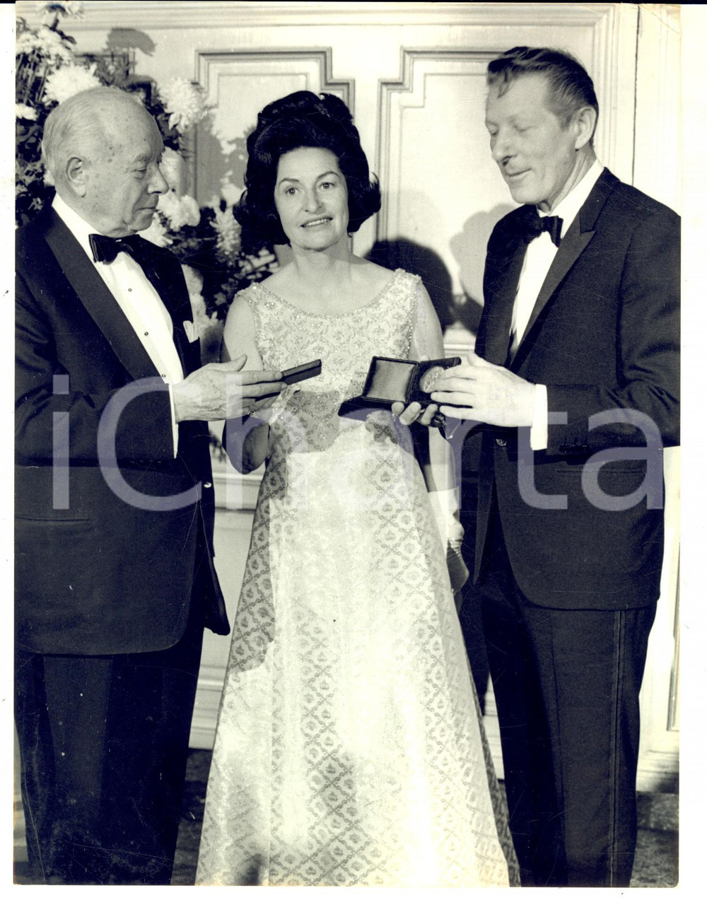 Fotografia d epoca originale 1966 NEW YORK Cuore d oro a Lady Bird JOHNSON per le attivitÃ  umanitarie Foto 1