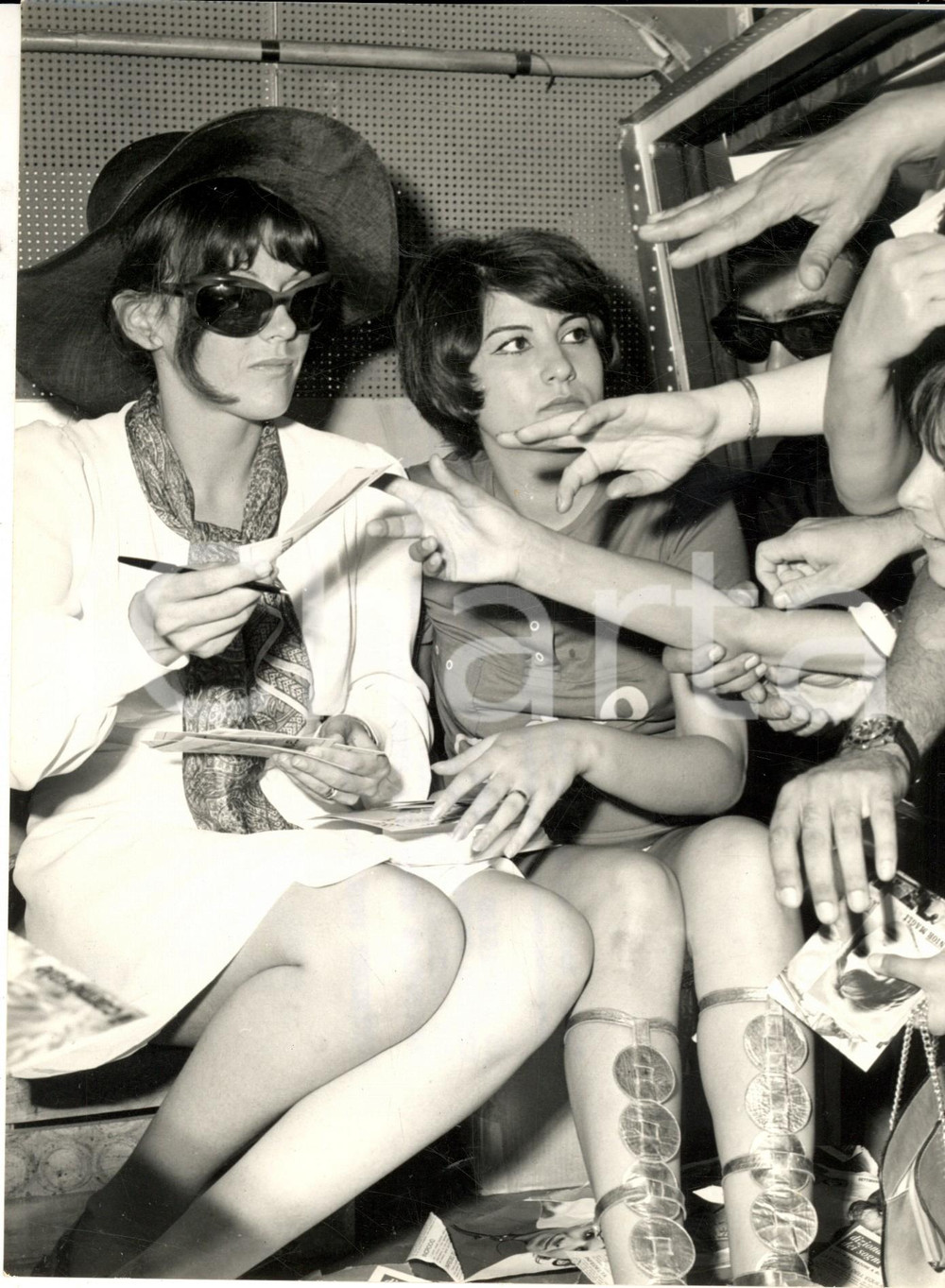 Fotografia d epoca originale 1969 CANTAGIRO Caterina CASELLI firma autografi per i fan Foto 18x24 cm 1