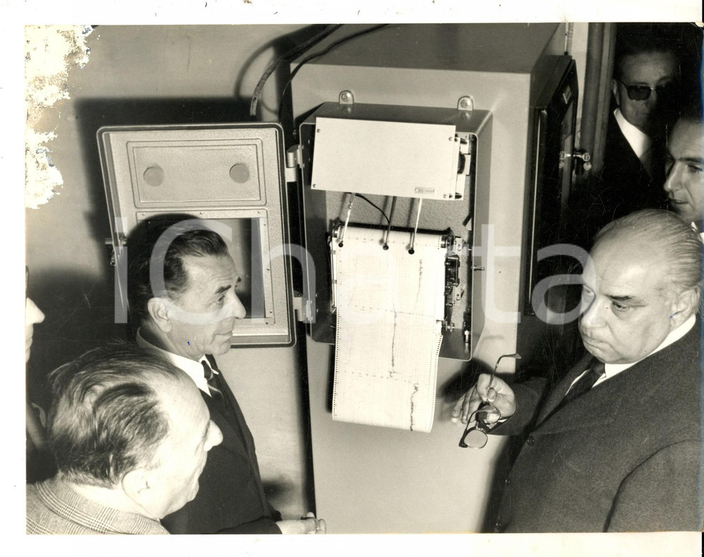 Fotografia d epoca originale 1965 ca MILANO PARCO SEMPIONE Nuovo anemometro per controllo fumo DANNEGGIATA 1
