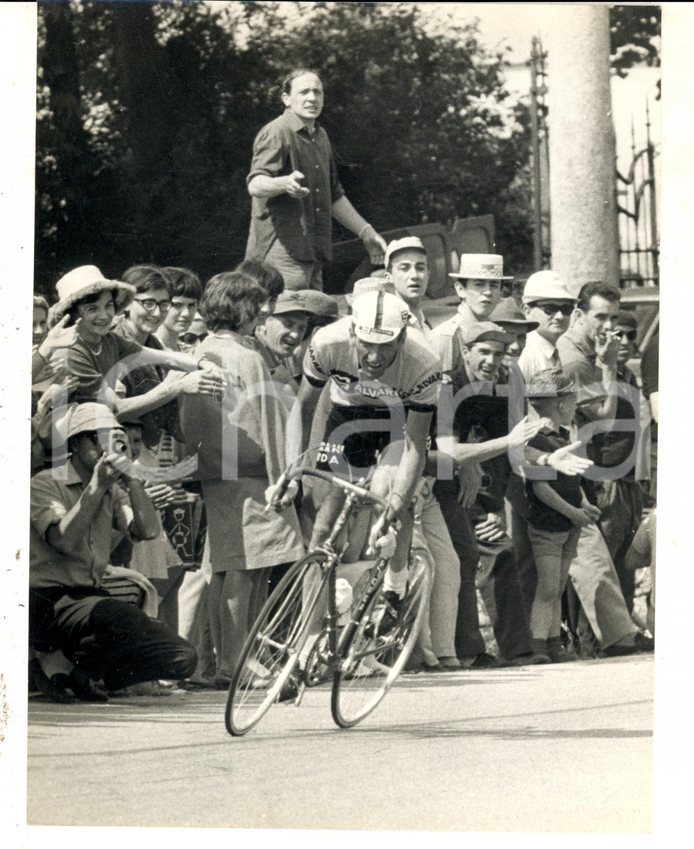 Fotografia d epoca originale 1966 CICLISMO GIRO D ITALIA PARMA Vittorio ADORNI nuova maglia rosa Foto 18x24 1