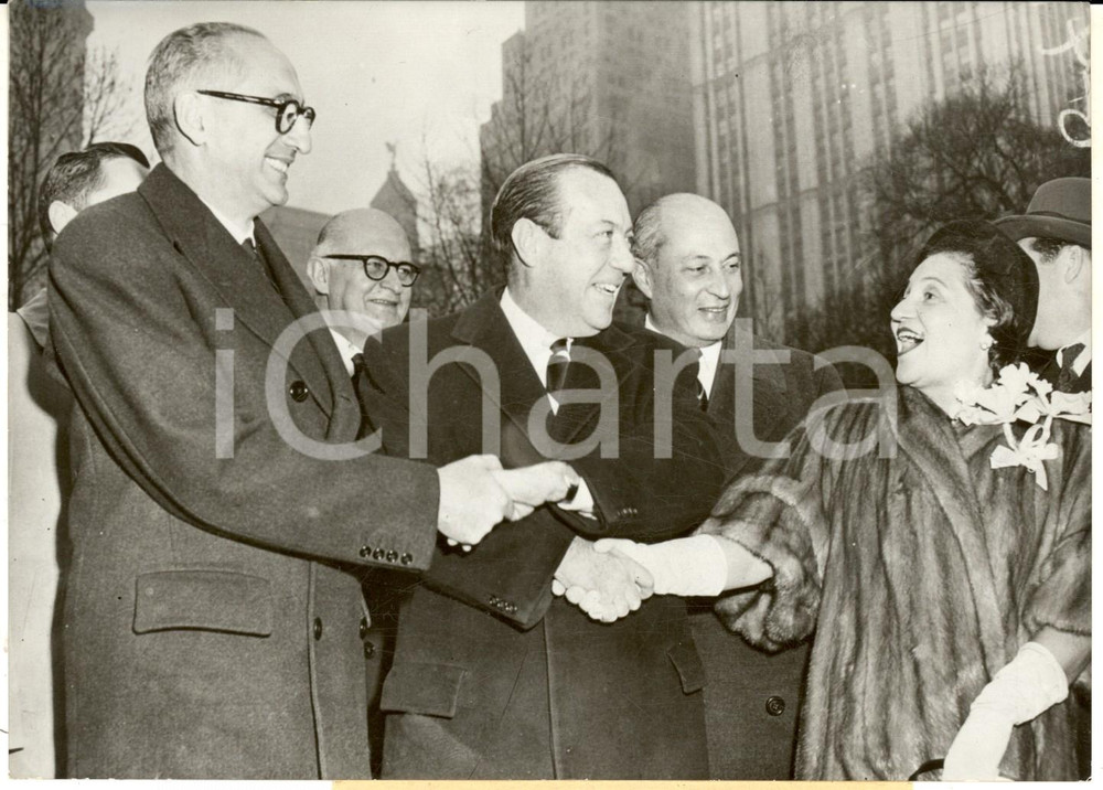 Fotografia d epoca originale 1959 NEW YORK Mayor Robert F. WAGNER welcomes president Arturo FRONDIZI Photo 1