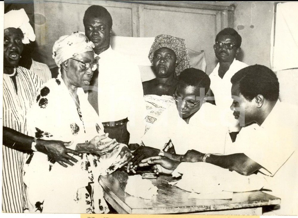 Fotografia d epoca originale 1960 ACCRA GHANA The aged mother of Kwame NKRUMAH votes for her son Photo 1