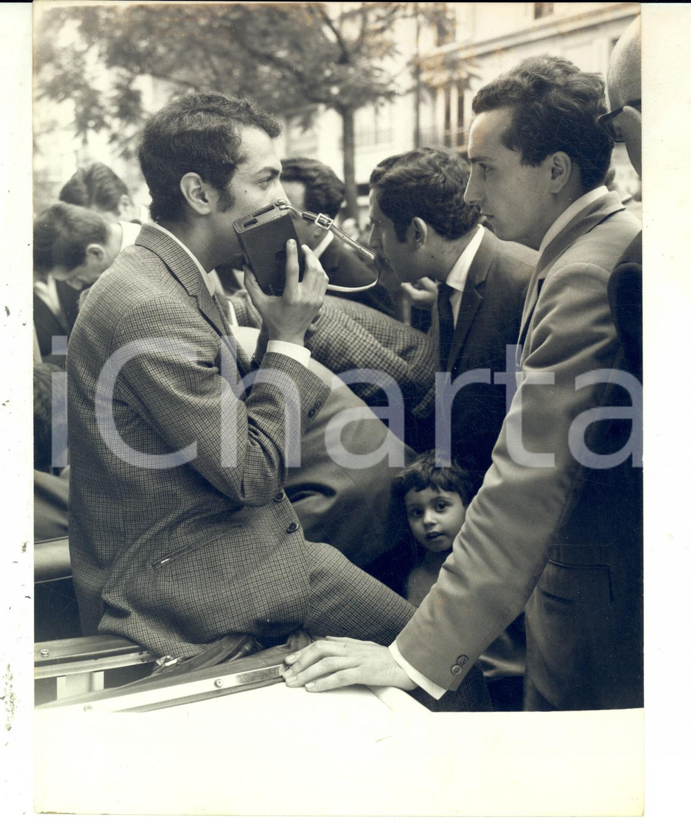 Fotografia d epoca originale 1965 ca PARIS Studenti universitari con una moderna radiolina Foto 18x24 1