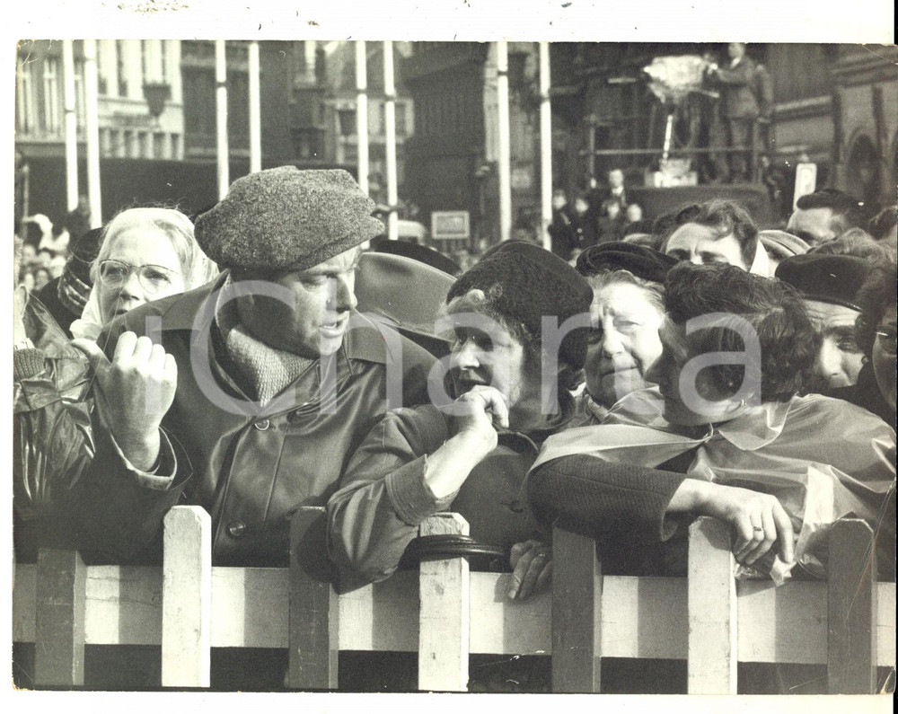 Fotografia d epoca originale 1960 ANVERSA BELGIO Folla attende i fidanzati Baldovino del BELGIO e Fabiola 1