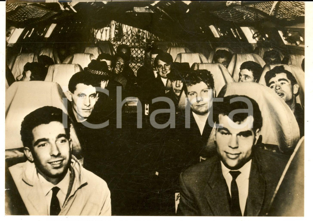 Fotografia d epoca originale 1965 LONDON Soldati britannici partono per la Malesia senza divisa per la fretta 1