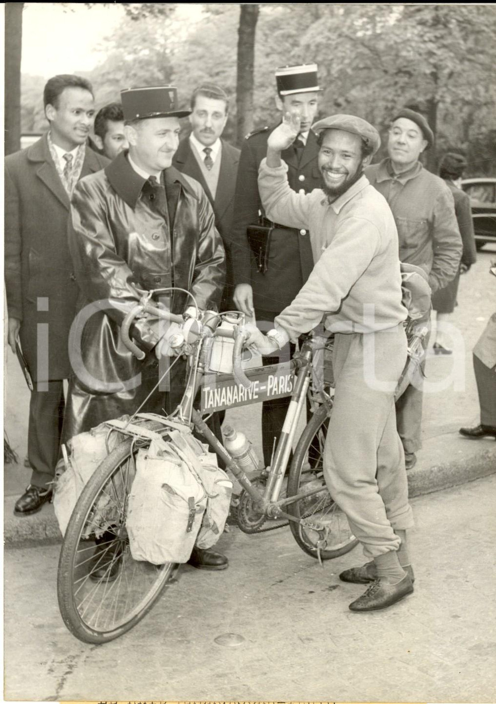 Fotografia d epoca originale 1960 PARIS ArrivÃ©e de TANANARIVE du champion cycliste RANDRIAMENTANA Foto 13x18 1