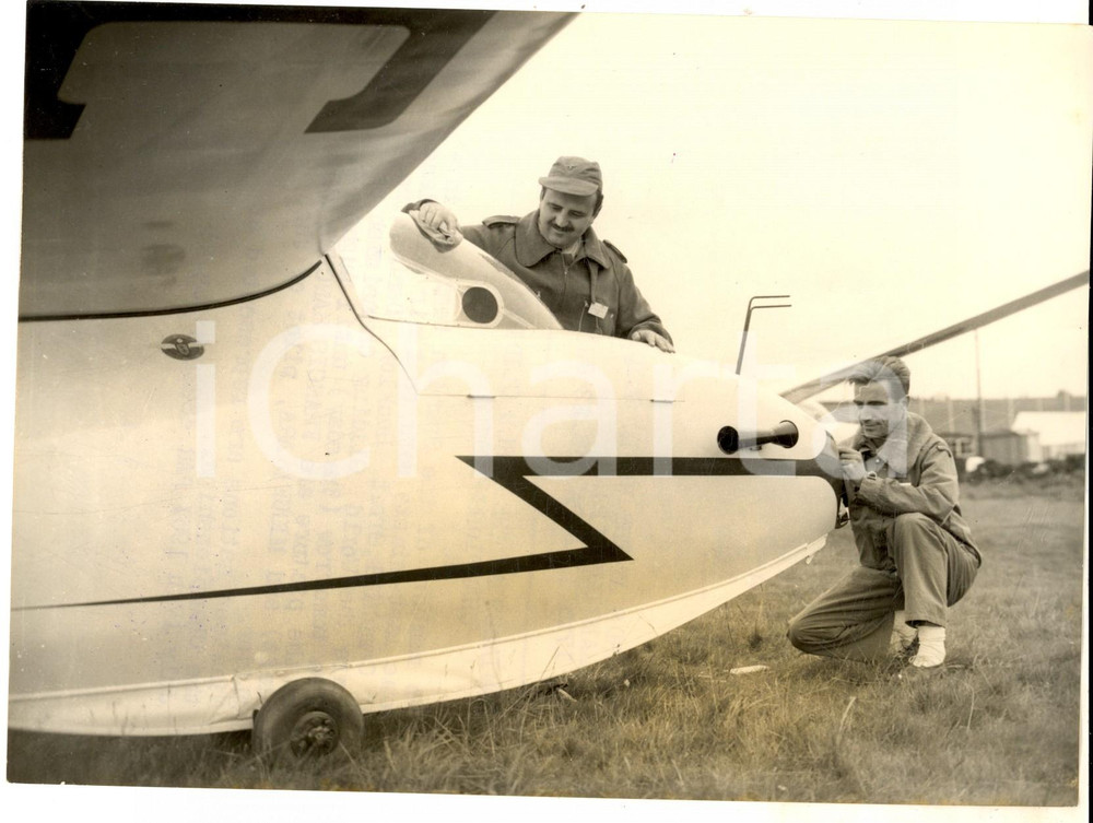Fotografia d epoca originale 1954 CAMPHILL World Gliding Championships  Francis SANCHEZ RUIZ and Miguel ARA 1