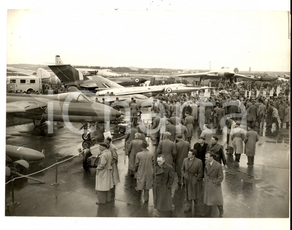 Fotografia d epoca originale 1955 FARNBOROUGH Air Show  Opening day with HUNTER jet and GNAT lightweight jet 1