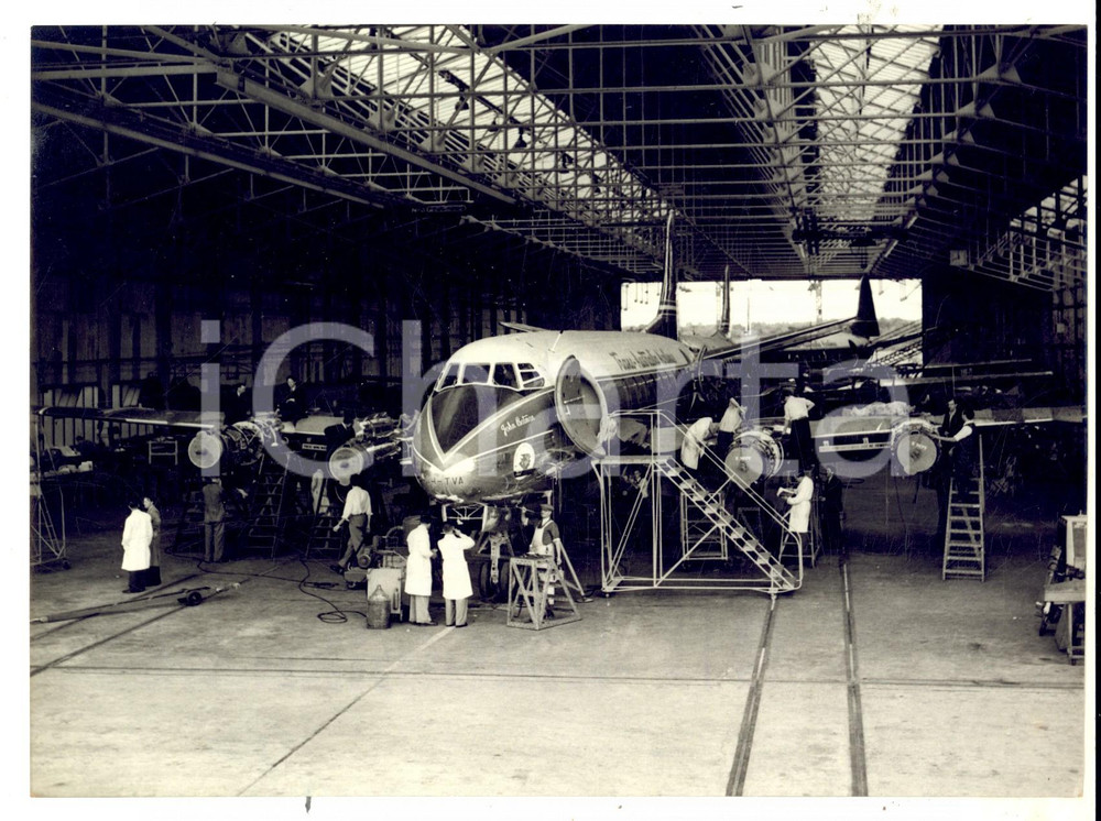 Fotografia d epoca originale 1957 HURN UK Technicians installing engines of a VICKERS VISCOUNT Photo 20x15 1