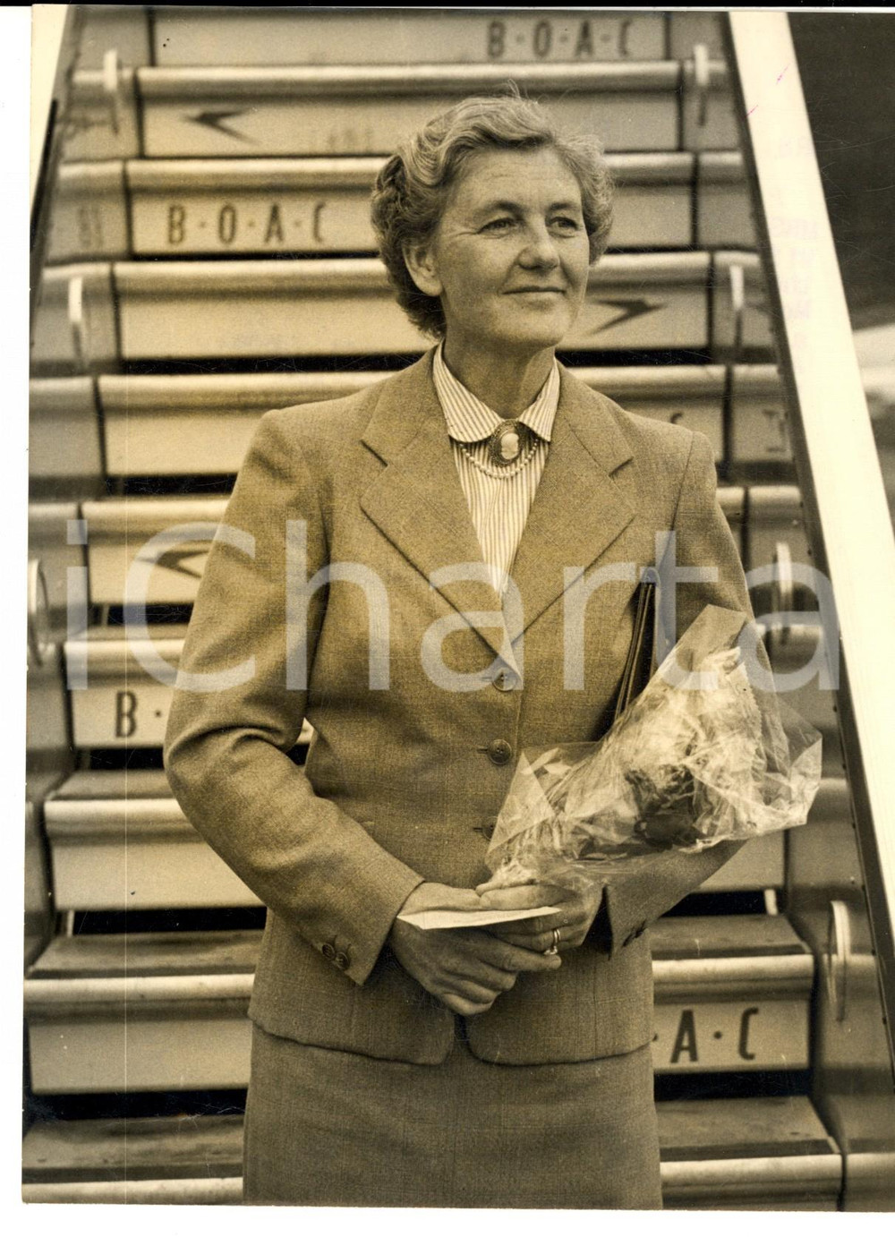 Fotografia d epoca originale 1953 LONDON Wife of John HUNT leaving to welcome him after Everest expedition 1