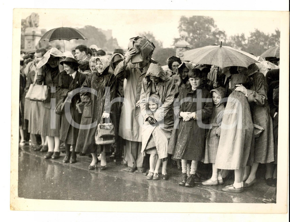 Fotografia d epoca originale 1953 LONDON Onlookers waiting for the Royal Coronation under the rain Photo 1