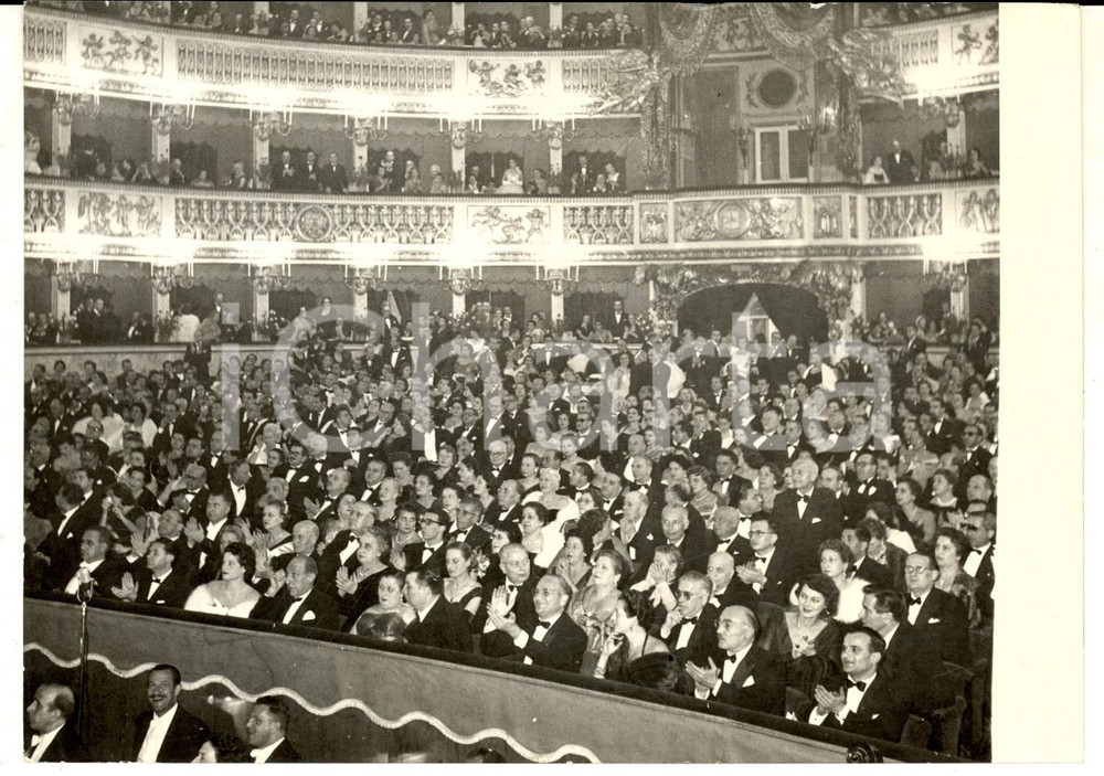 Fotografia d epoca originale 1954 NAPOLI TEATRO SAN CARLO La prima della FIGLIA DI JORIO  Veduta della sala 1