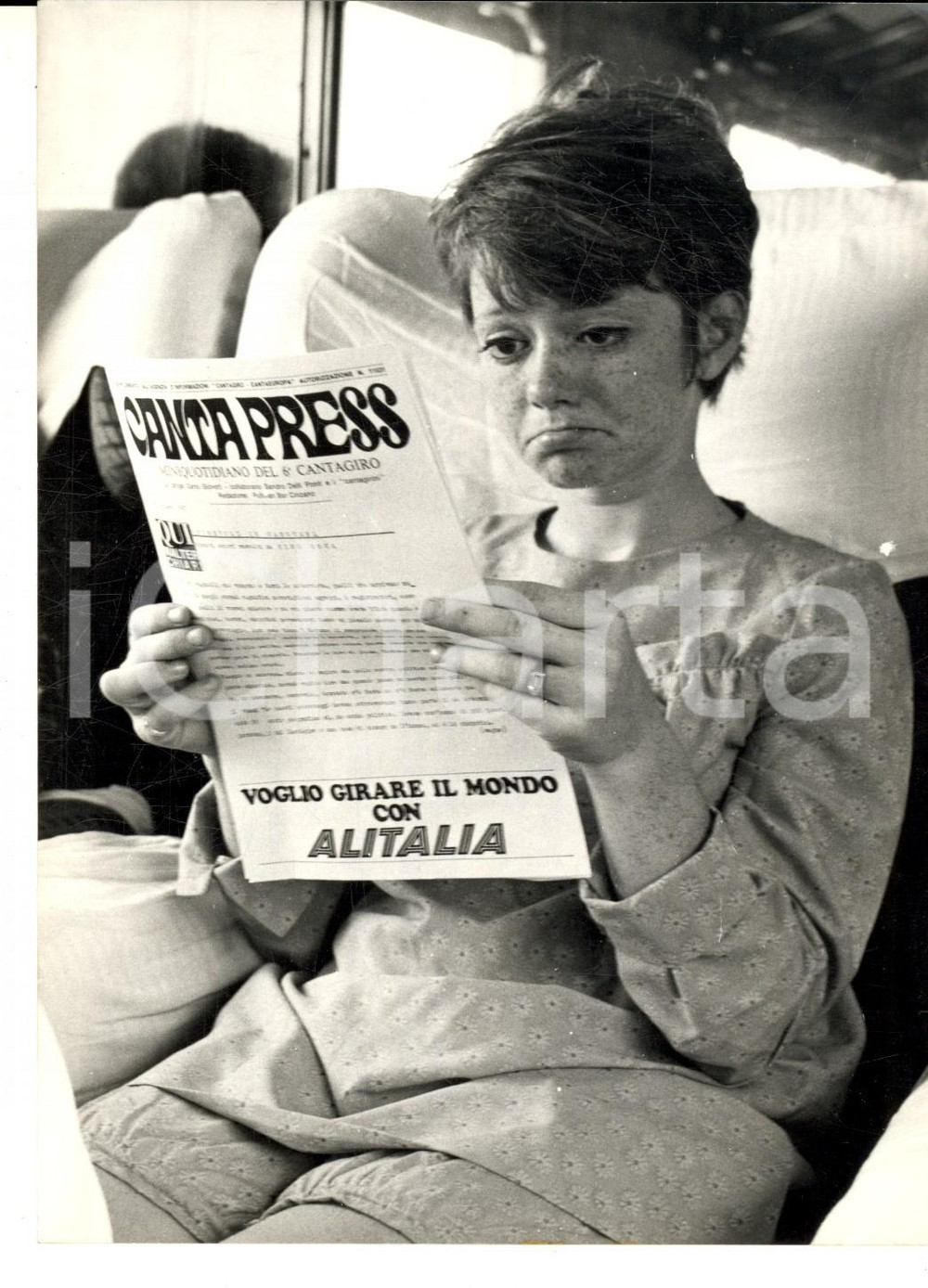 Fotografia d epoca originale 1967 CANTAGIRO Rita PAVONE legge delusa il CANTAPRESS in pullman Foto 13x18 1