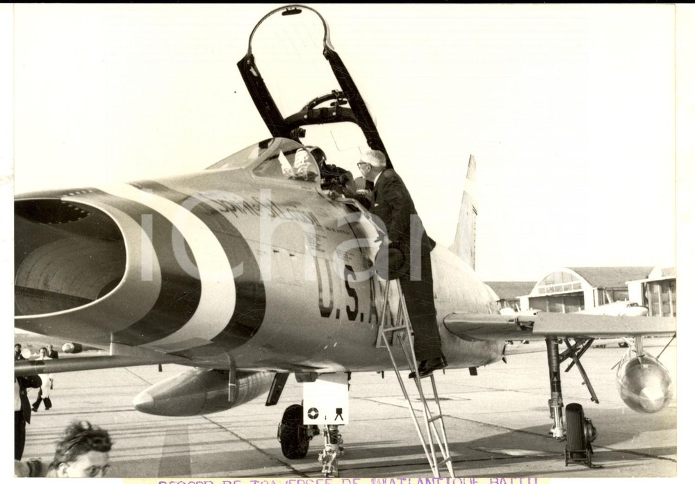 Fotografia d epoca originale 1957 PARIS Robinson RISNER dopo il volo sul SUPERSABRE in memoria di LINDBERGH 1