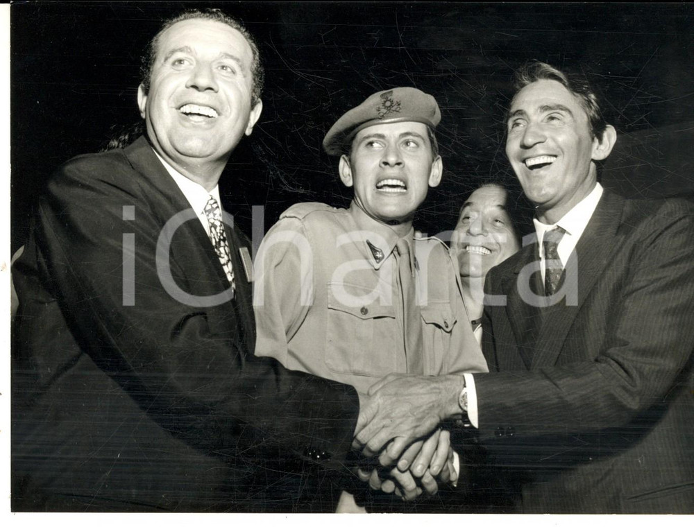 Fotografia d epoca originale 1967 CANTAGIRO MONZA Ezio RADAELLI con Gianni MORANDI militare e Walter CHIARI 1