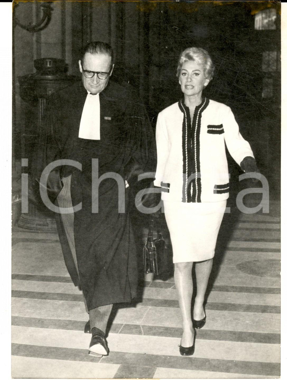 Fotografia d epoca originale 1961 PARIS Martine CAROL in tribunale per la separazione da AndrÃ© ROUVEIX Foto 1