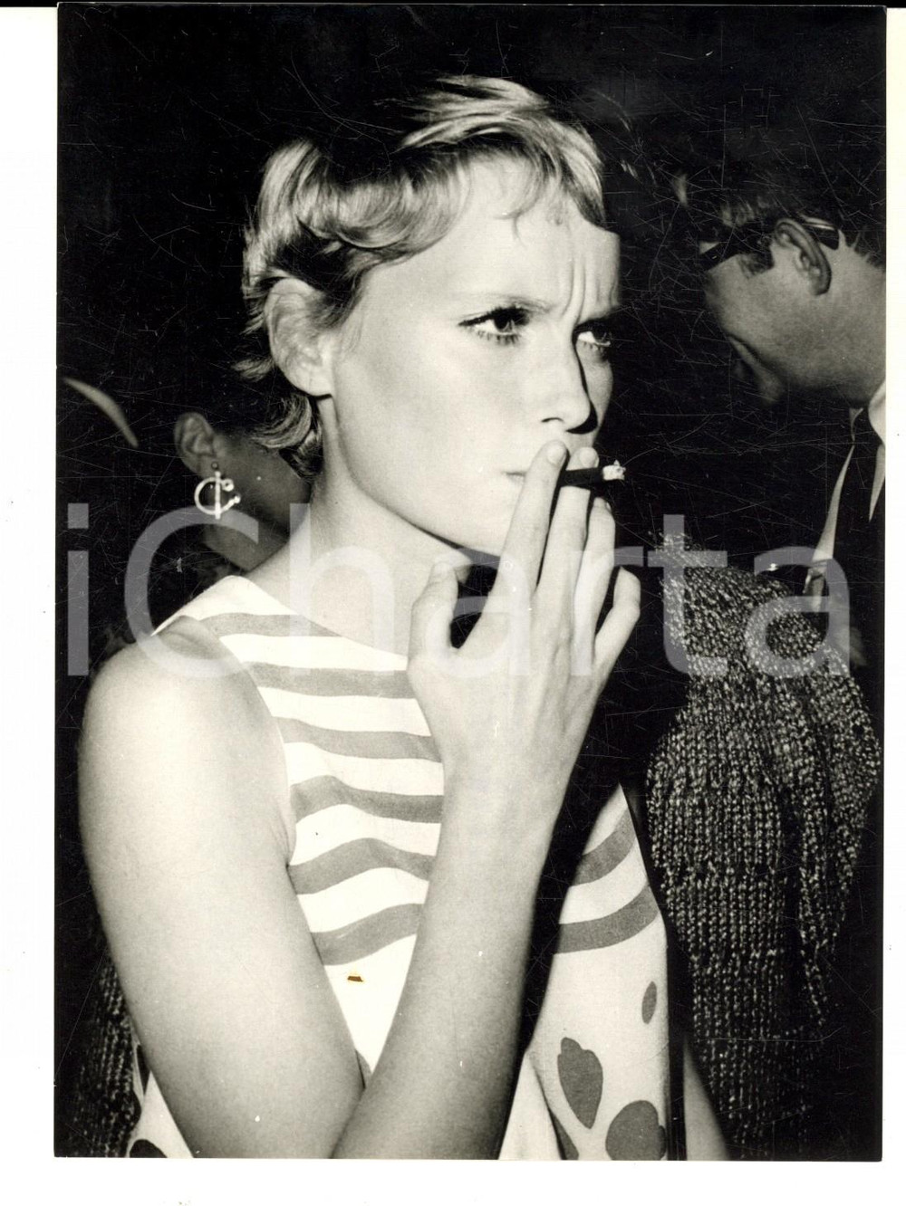 Fotografia d epoca originale 1967 NEW YORK Mia FARROW SINATRA fuma il cigarillo secondo la moda Foto 13x18 1
