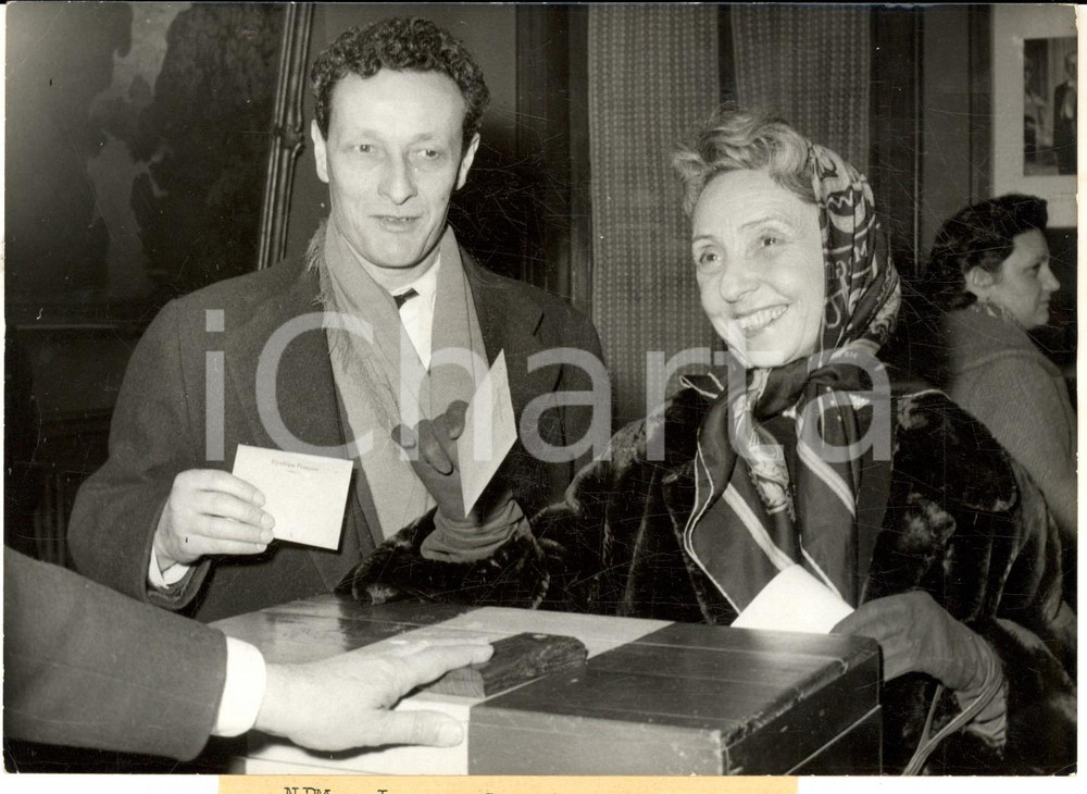 Fotografia d epoca originale 1959 CHAMBOURCY Attori Louis BARRAULT e Madeleine RENAULT alle urne Foto 18x13 1