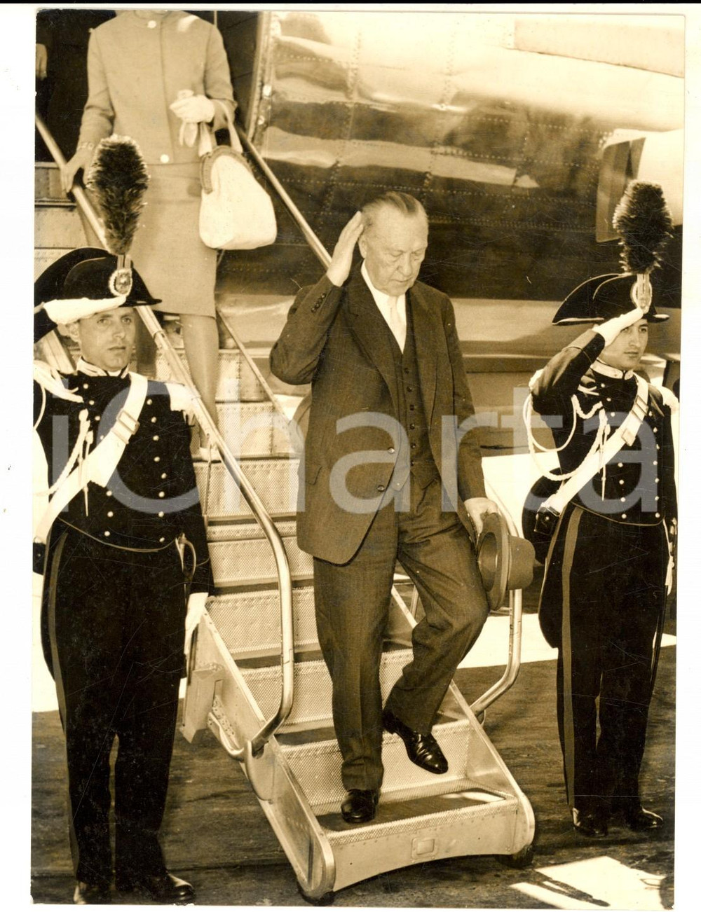 Fotografia d epoca originale 1960 MILANO Arrivo di Konrad ADENAUER per soggiorno a CADENABBIA Foto 13x18 1