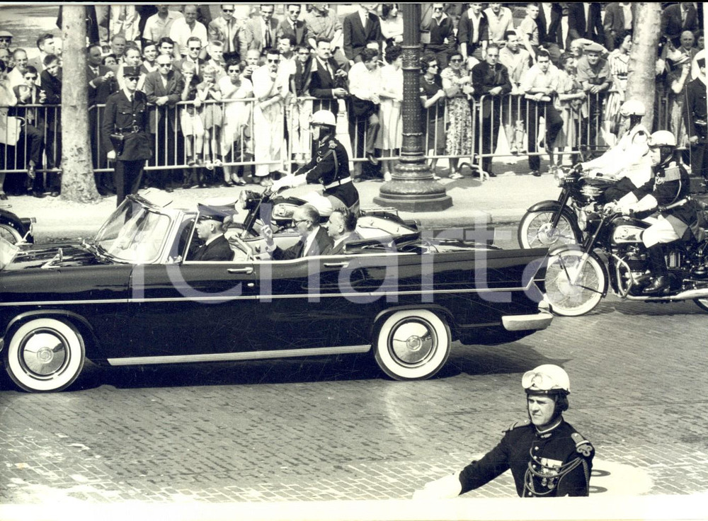 Fotografia d epoca originale 1960 PARIS Arturo FRONDIZI en visite officielle quitte l Arc de Triomphe Photo 1