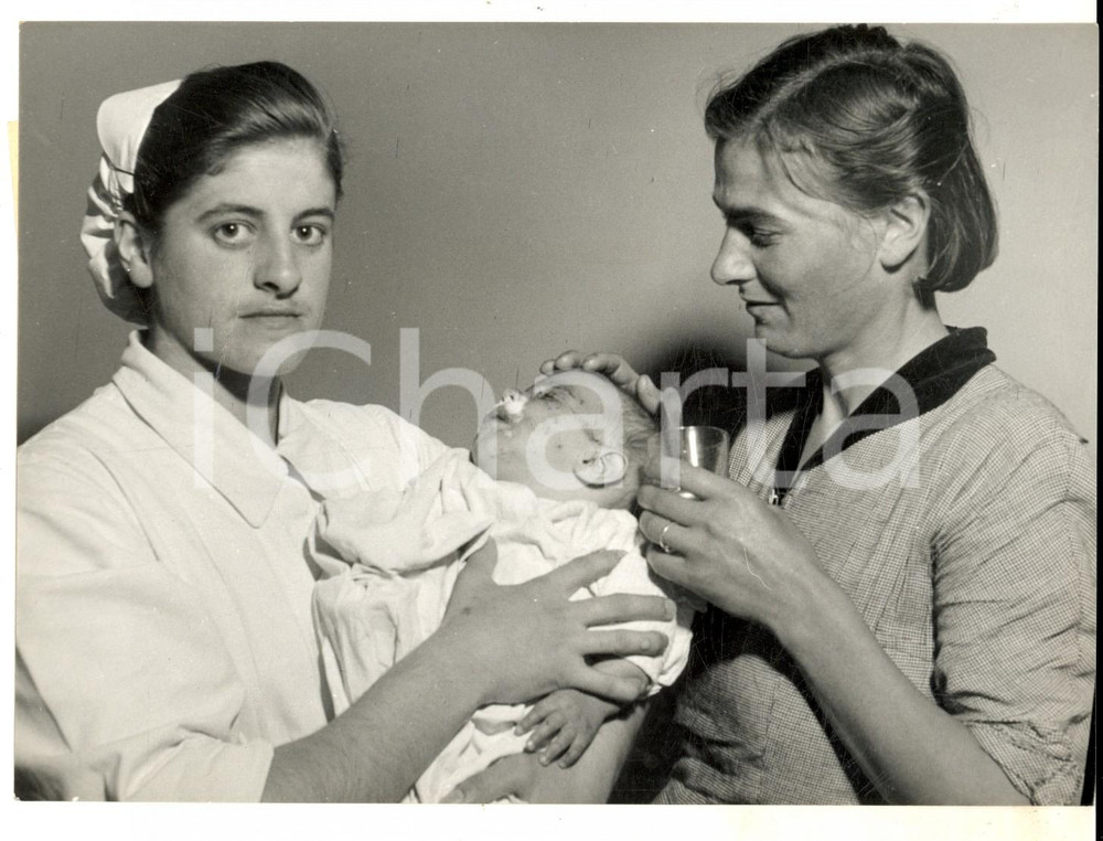 Fotografia d epoca originale 1954 MILANO Bambina morsicata dai topi in un tugurio e soccorsa in ospedale 1