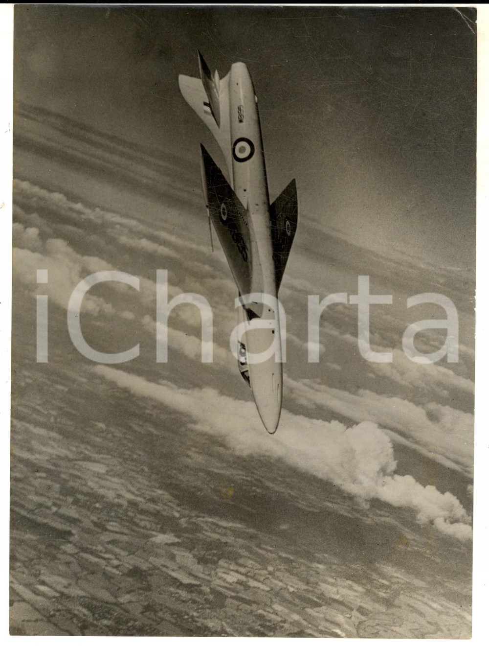 Fotografia d epoca originale 1953 BRITISH ROYAL AIR FORCE A Hawker HUNTER during a loop Photo 15x20 cm 1